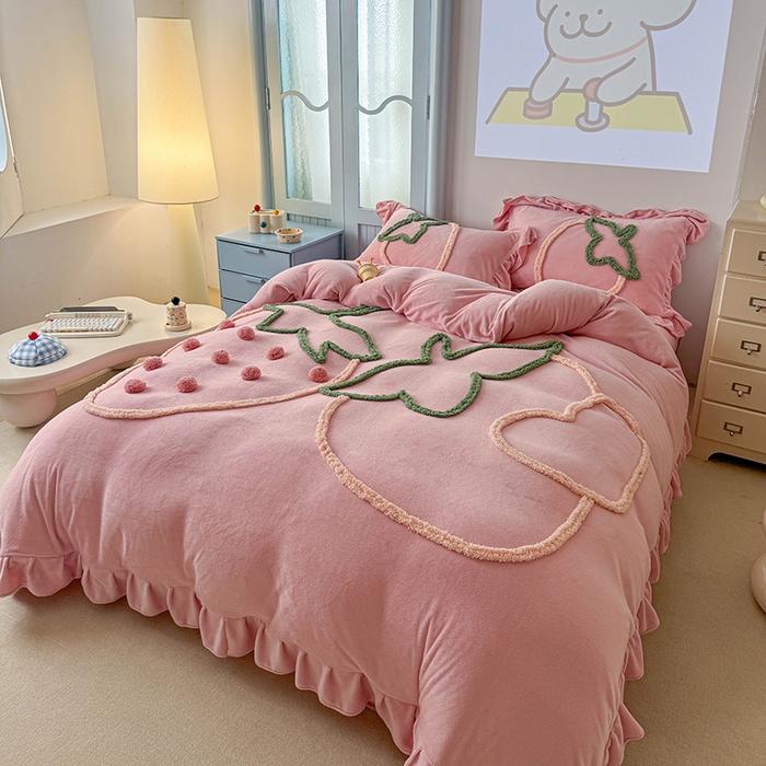 91家纺网 家纺一手货源 找家纺 缘生活 2025新款牛奶绒-簇绒绣草莓四件套 簇绒绣草莓-粉色