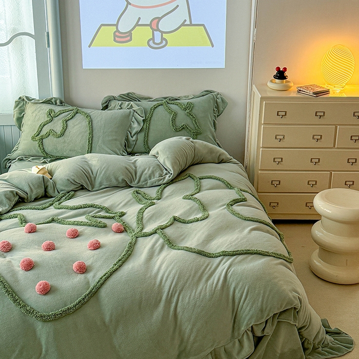 91家纺网 家纺一手货源 找家纺 缘生活 2025新款牛奶绒-簇绒绣草莓四件套 簇绒绣草莓-抹茶绿