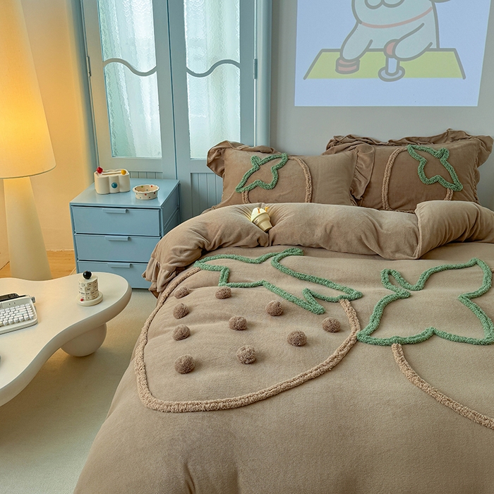 91家纺网 家纺一手货源 找家纺 缘生活 2025新款牛奶绒-簇绒绣草莓四件套 簇绒绣草莓-深咖