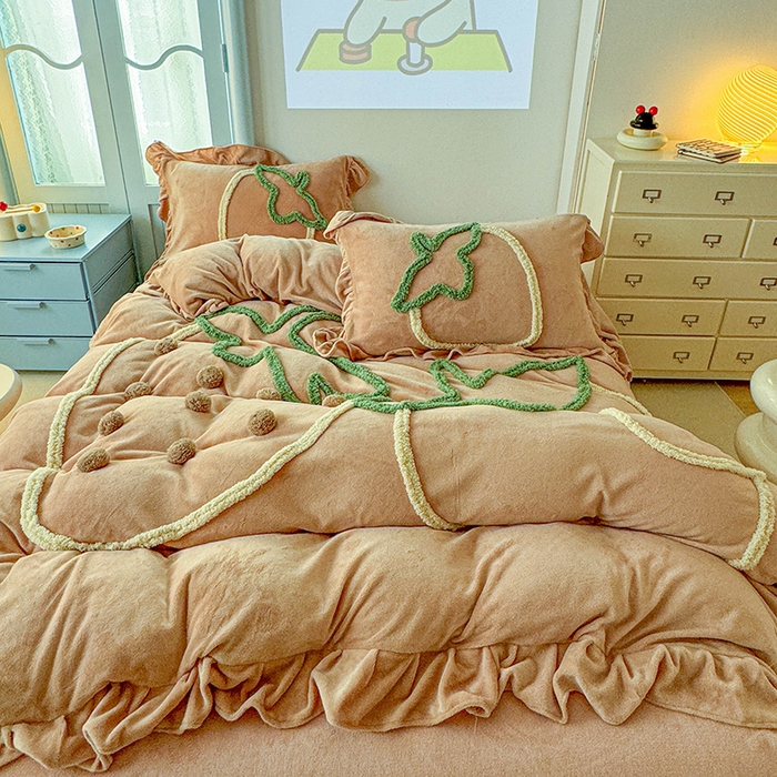 91家纺网 家纺一手货源 找家纺 缘生活 2025新款牛奶绒-簇绒绣草莓四件套 簇绒绣草莓-卡其