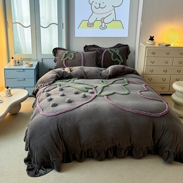 91家纺网 家纺一手货源 找家纺 缘生活 2025新款牛奶绒-簇绒绣草莓四件套 簇绒绣草莓-灰色