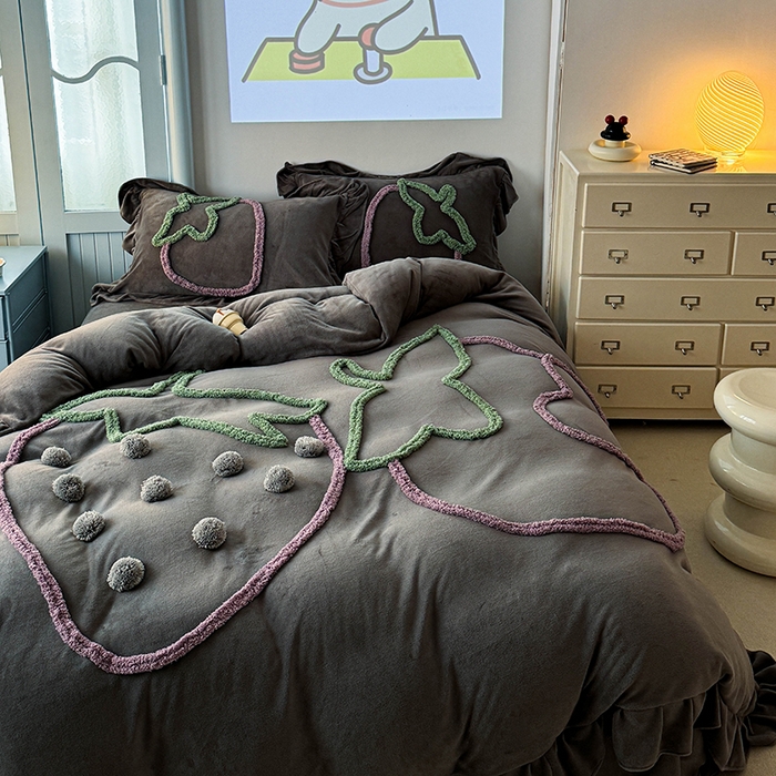 91家纺网 家纺一手货源 找家纺 缘生活 2025新款牛奶绒-簇绒绣草莓四件套 簇绒绣草莓-灰色