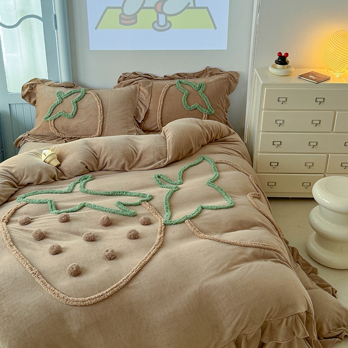 91家纺网 家纺一手货源 找家纺 缘生活 2025新款牛奶绒-簇绒绣草莓四件套 簇绒绣草莓-深咖