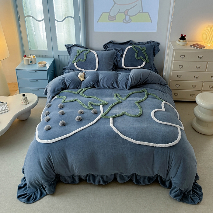 91家纺网 家纺一手货源 找家纺 缘生活 2025新款牛奶绒-簇绒绣草莓四件套 簇绒绣草莓-蓝色