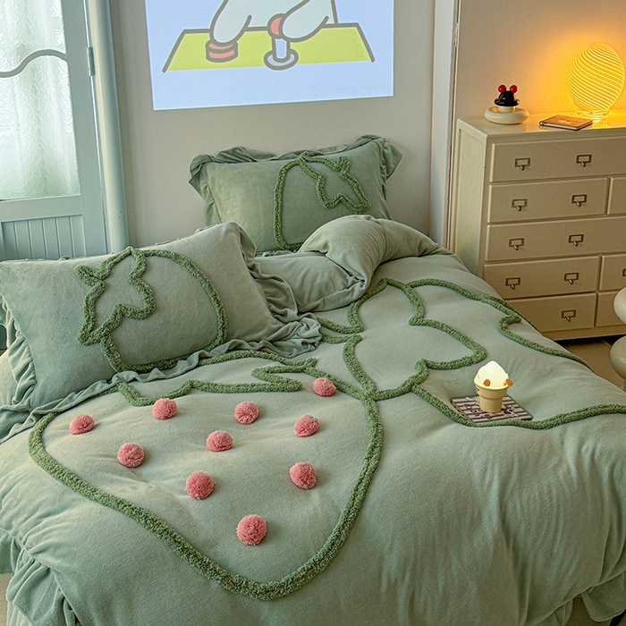 91家纺网 家纺一手货源 找家纺 缘生活 2025新款牛奶绒-簇绒绣草莓四件套 簇绒绣草莓-抹茶绿