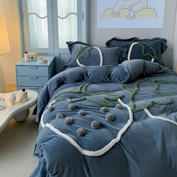 91家纺网 家纺一手货源 找家纺 缘生活 2025新款牛奶绒-簇绒绣草莓四件套 簇绒绣草莓-蓝色
