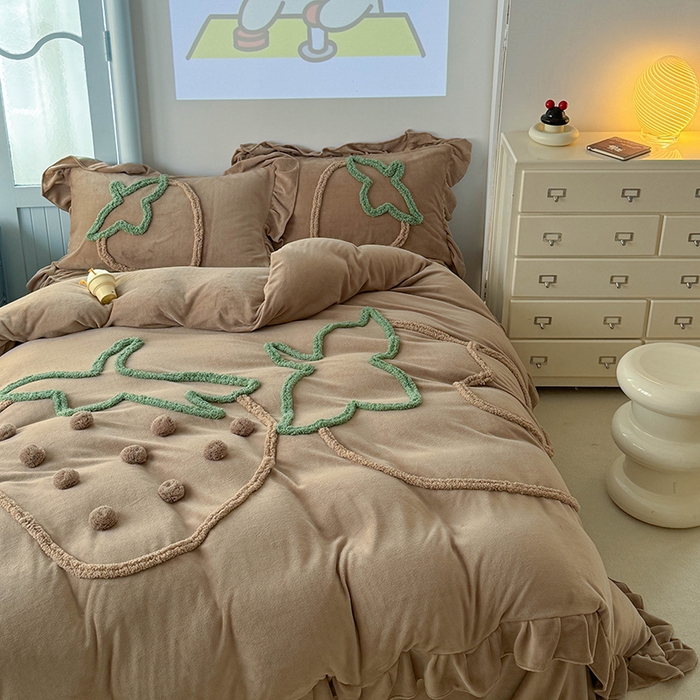 91家纺网 家纺一手货源 找家纺 缘生活 2025新款牛奶绒-簇绒绣草莓四件套 簇绒绣草莓-深咖