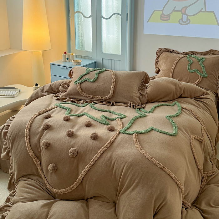 91家纺网 家纺一手货源 找家纺 缘生活 2025新款牛奶绒-簇绒绣草莓四件套 簇绒绣草莓-深咖