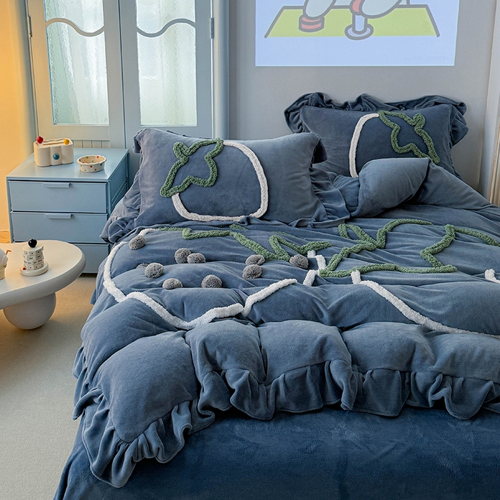 91家纺网 家纺一手货源 找家纺 缘生活 2025新款牛奶绒-簇绒绣草莓四件套 簇绒绣草莓-蓝色