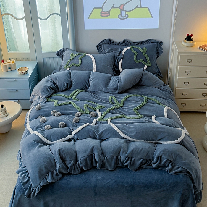 91家纺网 家纺一手货源 找家纺 缘生活 2025新款牛奶绒-簇绒绣草莓四件套 簇绒绣草莓-蓝色