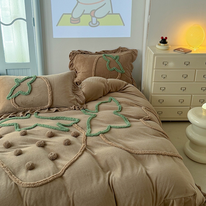 91家纺网 家纺一手货源 找家纺 缘生活 2025新款牛奶绒-簇绒绣草莓四件套 簇绒绣草莓-深咖