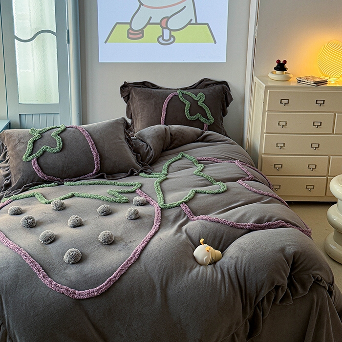 91家纺网 家纺一手货源 找家纺 缘生活 2025新款牛奶绒-簇绒绣草莓四件套 簇绒绣草莓-灰色