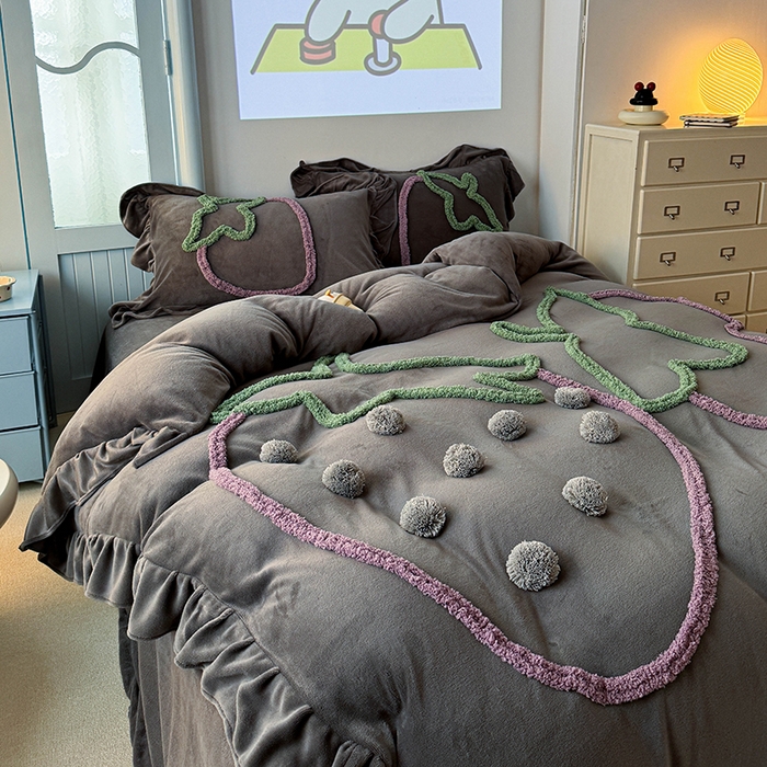 91家纺网 家纺一手货源 找家纺 缘生活 2025新款牛奶绒-簇绒绣草莓四件套 簇绒绣草莓-灰色