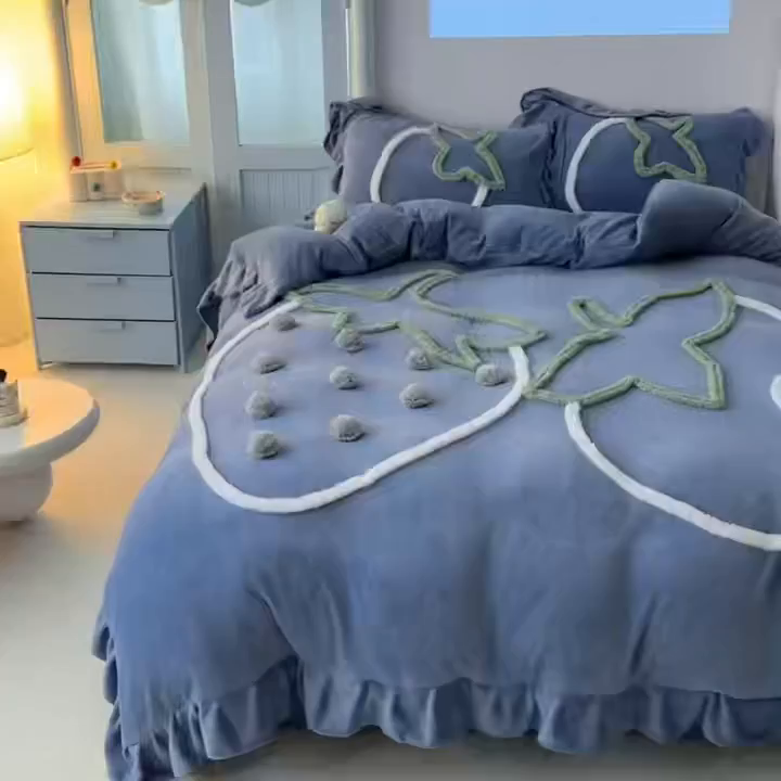 91家纺网 家纺一手货源 找家纺 缘生活 2025新款牛奶绒-簇绒绣草莓四件套 簇绒绣草莓-蓝色