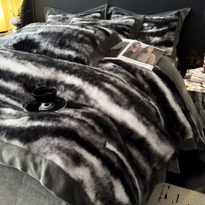 91家纺网 家纺一手货源 找家纺 九花鹿 2025新款宽边水貂绒皮草绒四件套 水貂绒-玛丽娜(气质灰）