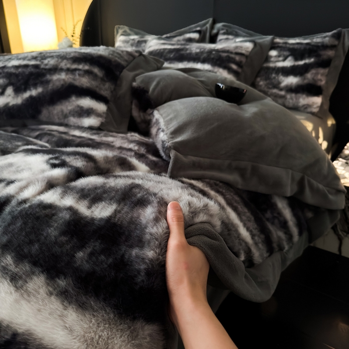 91家纺网 家纺一手货源 找家纺 九花鹿 2025新款宽边水貂绒皮草绒四件套 水貂绒-玛丽娜(气质灰）