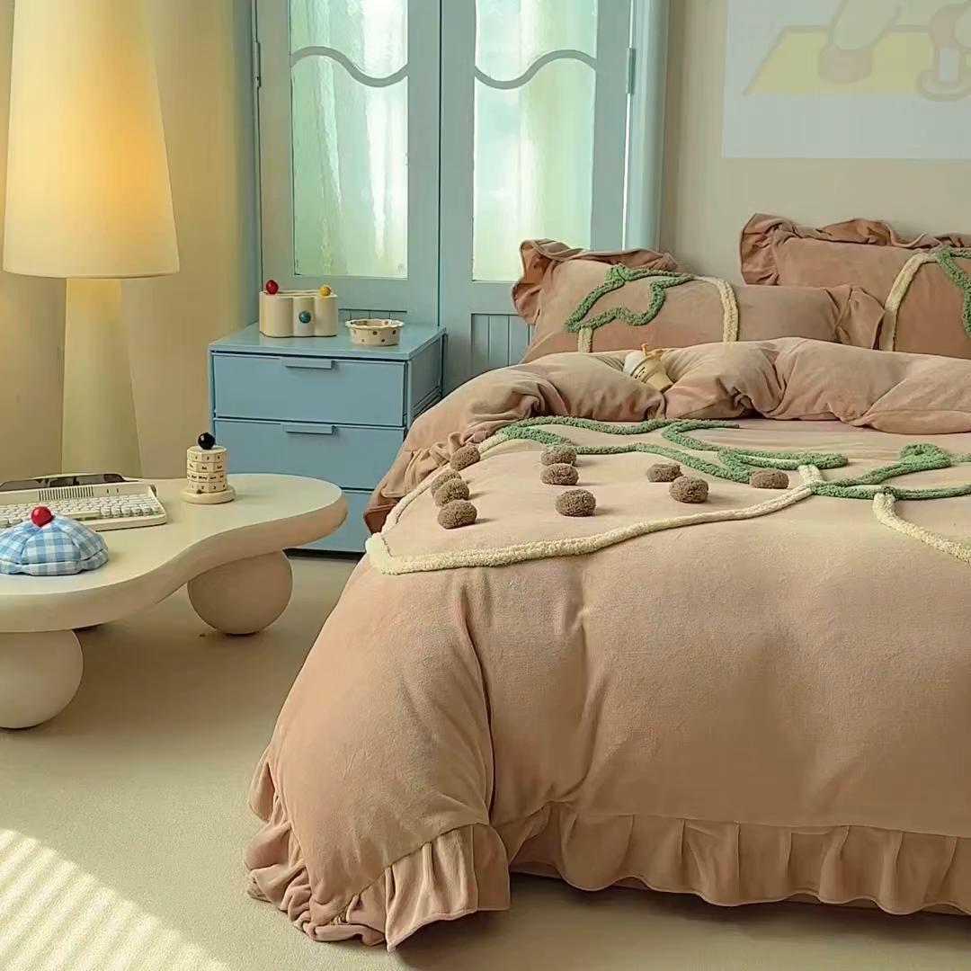 91家纺网 家纺一手货源 找家纺 缘生活 2025新款牛奶绒-簇绒绣草莓四件套 簇绒绣草莓-卡其
