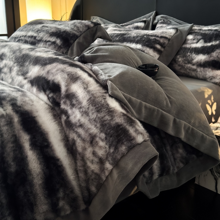 91家纺网 家纺一手货源 找家纺 九花鹿 2025新款宽边水貂绒皮草绒四件套 水貂绒-玛丽娜(气质灰）