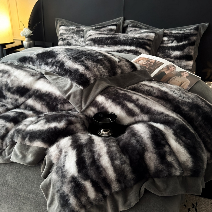 91家纺网 家纺一手货源 找家纺 九花鹿 2025新款宽边水貂绒皮草绒四件套 水貂绒-玛丽娜(气质灰）