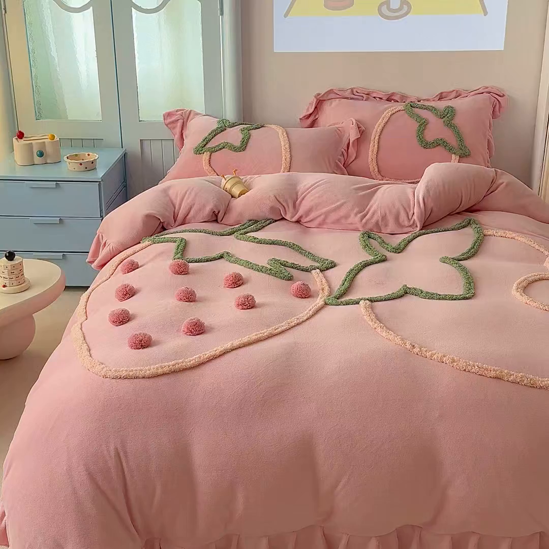 91家纺网 家纺一手货源 找家纺 缘生活 2025新款牛奶绒-簇绒绣草莓四件套 簇绒绣草莓-粉色