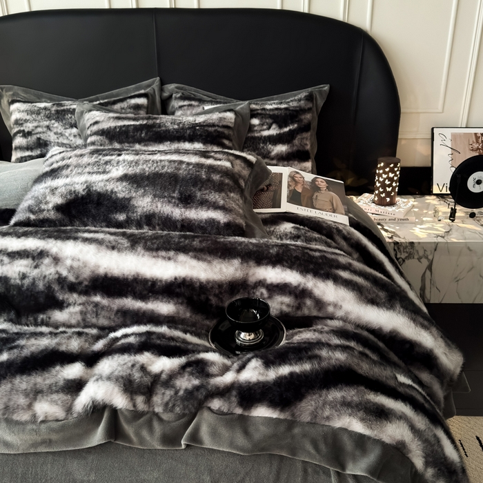 91家纺网 家纺一手货源 找家纺 九花鹿 2025新款宽边水貂绒皮草绒四件套 水貂绒-玛丽娜(气质灰）