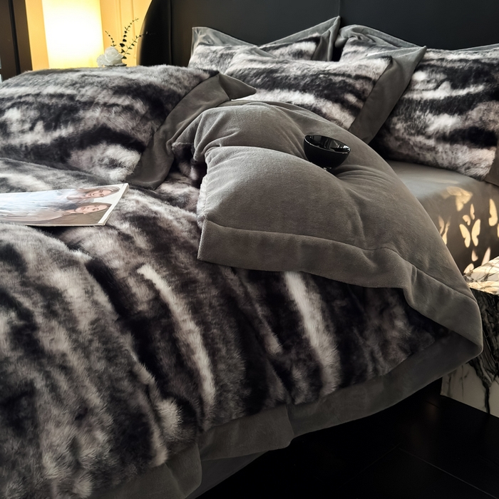 91家纺网 家纺一手货源 找家纺 九花鹿 2025新款宽边水貂绒皮草绒四件套 水貂绒-玛丽娜(气质灰）