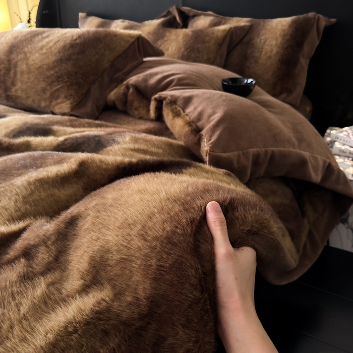 91家纺网 家纺一手货源 找家纺 九花鹿 2025新款宽边水貂绒皮草绒四件套 水貂绒-巴洛克