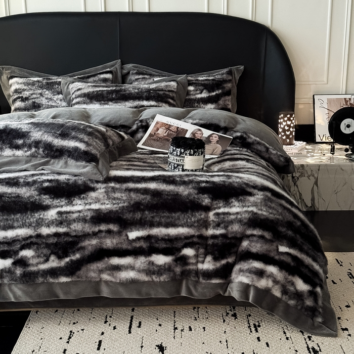 91家纺网 家纺一手货源 找家纺 九花鹿 2025新款宽边水貂绒皮草绒四件套 水貂绒-玛丽娜(气质灰）