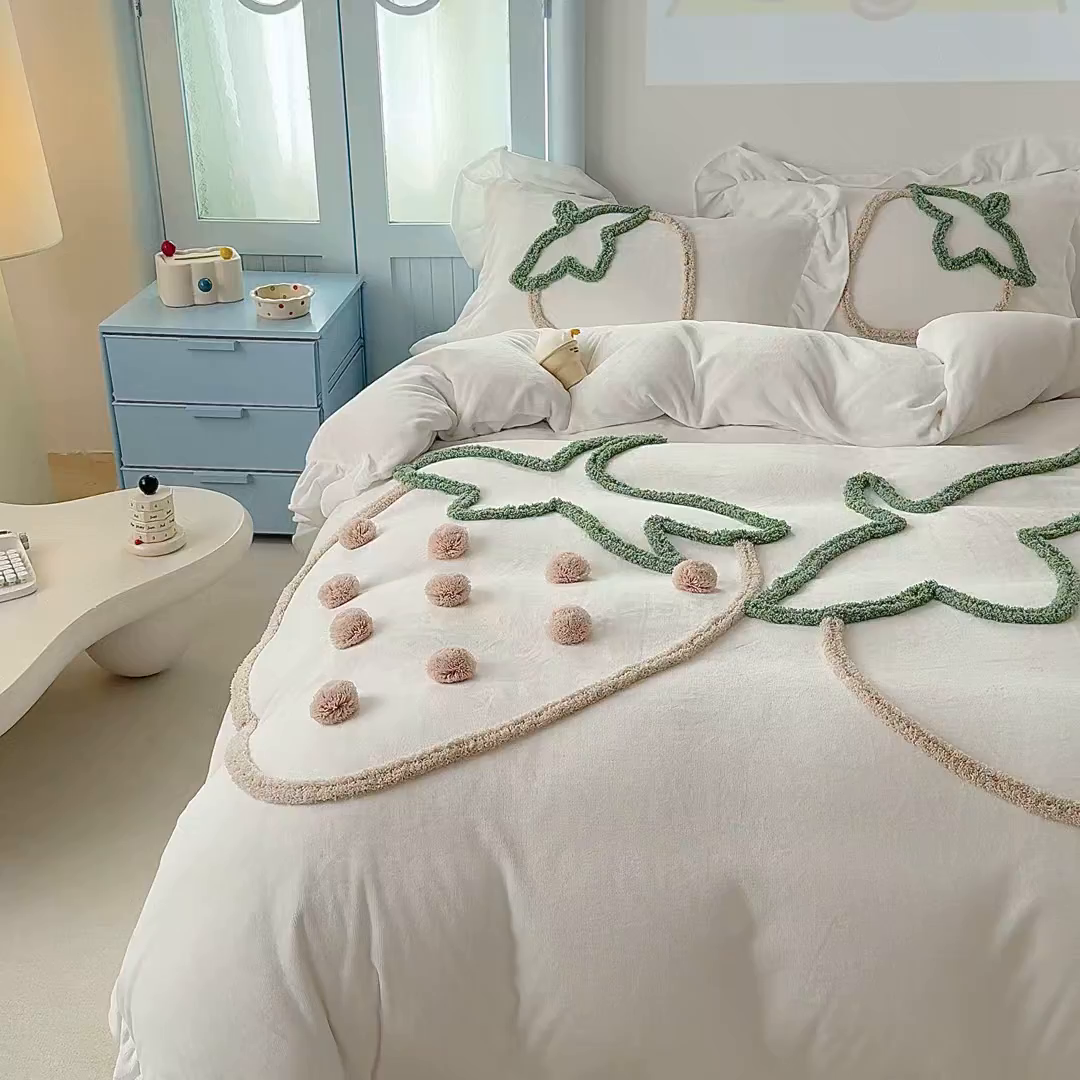 91家纺网 家纺一手货源 找家纺 缘生活 2025新款牛奶绒-簇绒绣草莓四件套 簇绒绣草莓-本白