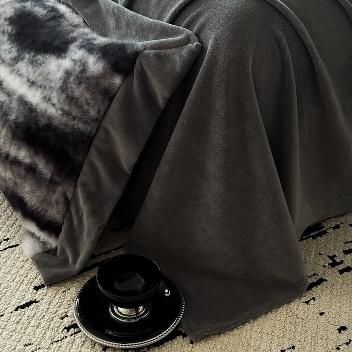 91家纺网 家纺一手货源 找家纺 九花鹿 2025新款宽边水貂绒皮草绒四件套 水貂绒-玛丽娜(气质灰）