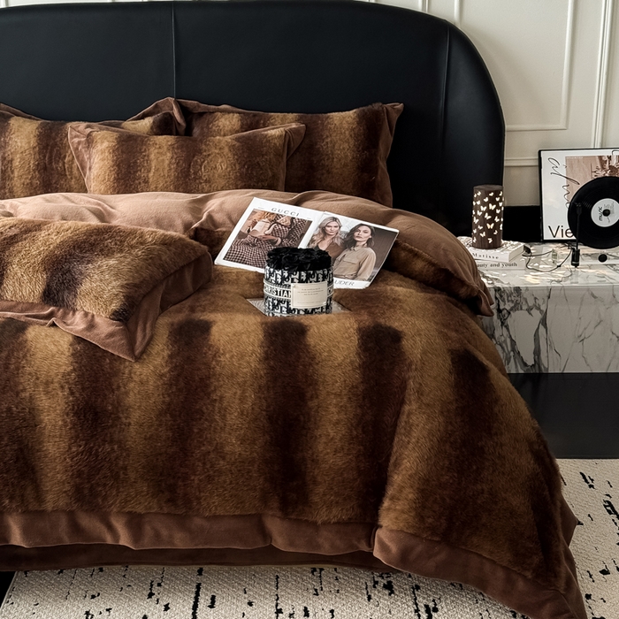 91家纺网 家纺一手货源 找家纺 九花鹿 2025新款宽边水貂绒皮草绒四件套 水貂绒-巴洛克