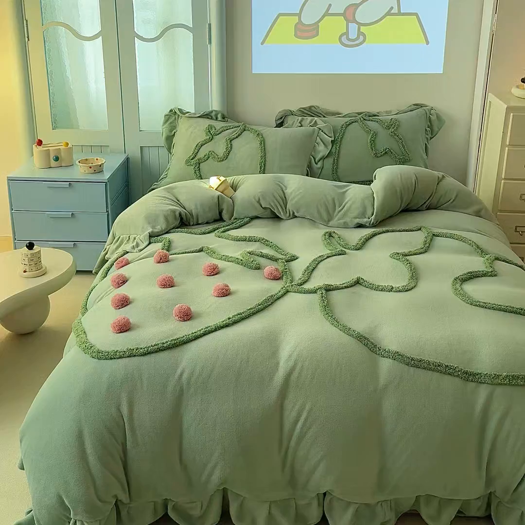 91家纺网 家纺一手货源 找家纺 缘生活 2025新款牛奶绒-簇绒绣草莓四件套 簇绒绣草莓-抹茶绿