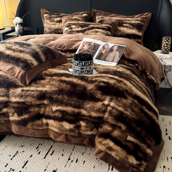 91家纺网 家纺一手货源 找家纺 九花鹿 2025新款宽边水貂绒皮草绒四件套 水貂绒-玛丽娜(拿铁棕)