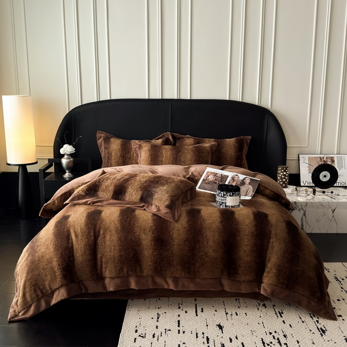 91家纺网 家纺一手货源 找家纺 九花鹿 2025新款宽边水貂绒皮草绒四件套 水貂绒-巴洛克