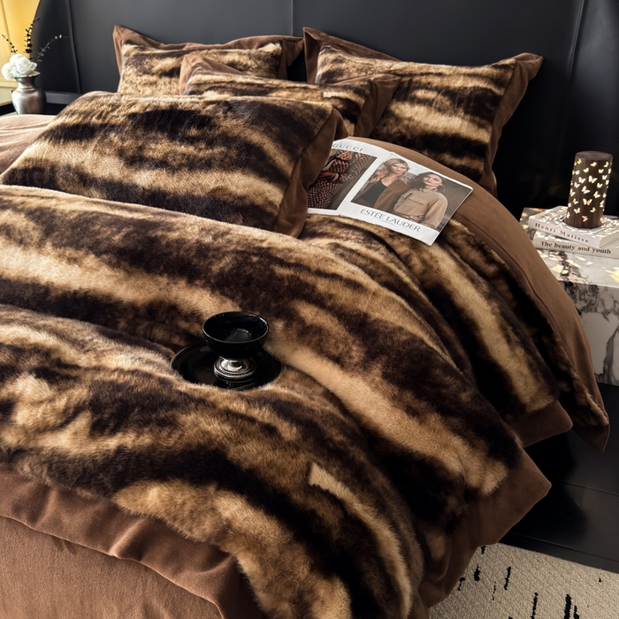 91家纺网 家纺一手货源 找家纺 九花鹿 2025新款宽边水貂绒皮草绒四件套 水貂绒-玛丽娜(拿铁棕)