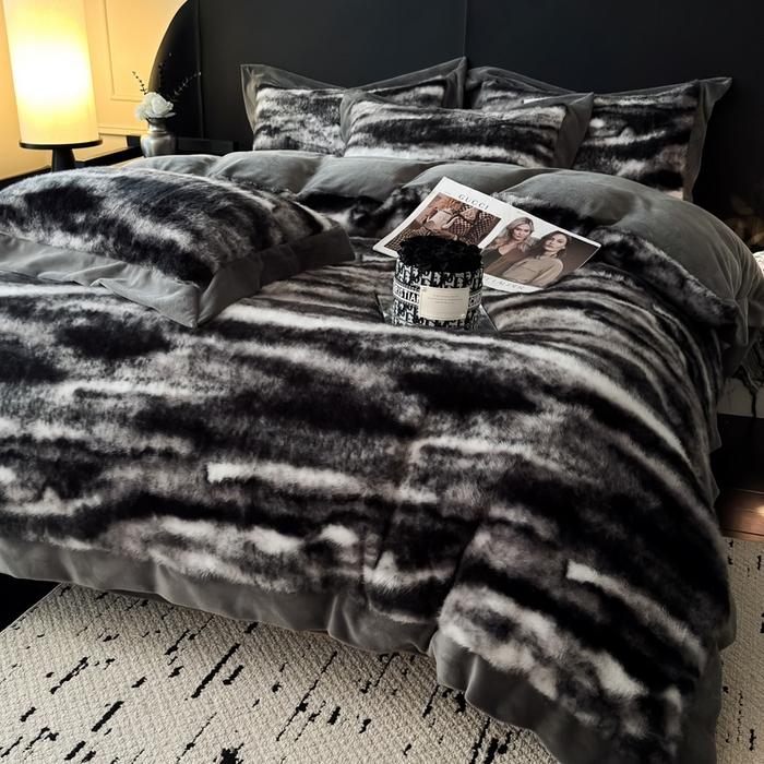 91家纺网 家纺一手货源 找家纺 九花鹿 2025新款宽边水貂绒皮草绒四件套 水貂绒-玛丽娜(气质灰）