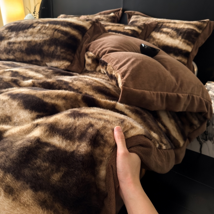 91家纺网 家纺一手货源 找家纺 九花鹿 2025新款宽边水貂绒皮草绒四件套 水貂绒-玛丽娜(拿铁棕)