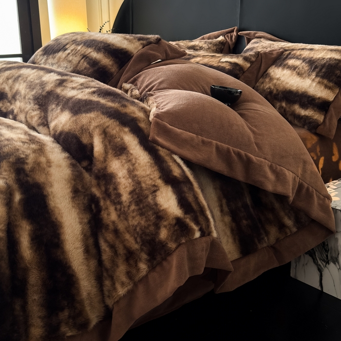 91家纺网 家纺一手货源 找家纺 九花鹿 2025新款宽边水貂绒皮草绒四件套 水貂绒-玛丽娜(拿铁棕)