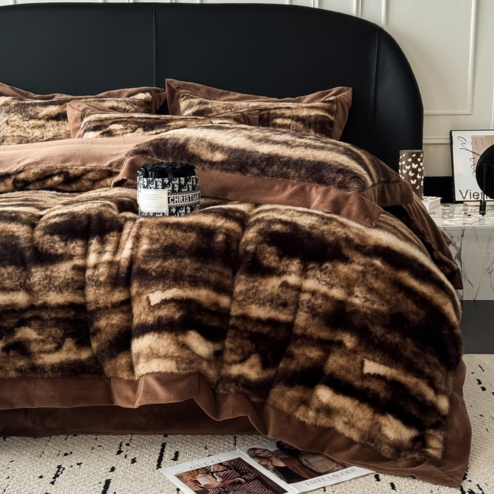 91家纺网 家纺一手货源 找家纺 九花鹿 2025新款宽边水貂绒皮草绒四件套 水貂绒-玛丽娜(拿铁棕)