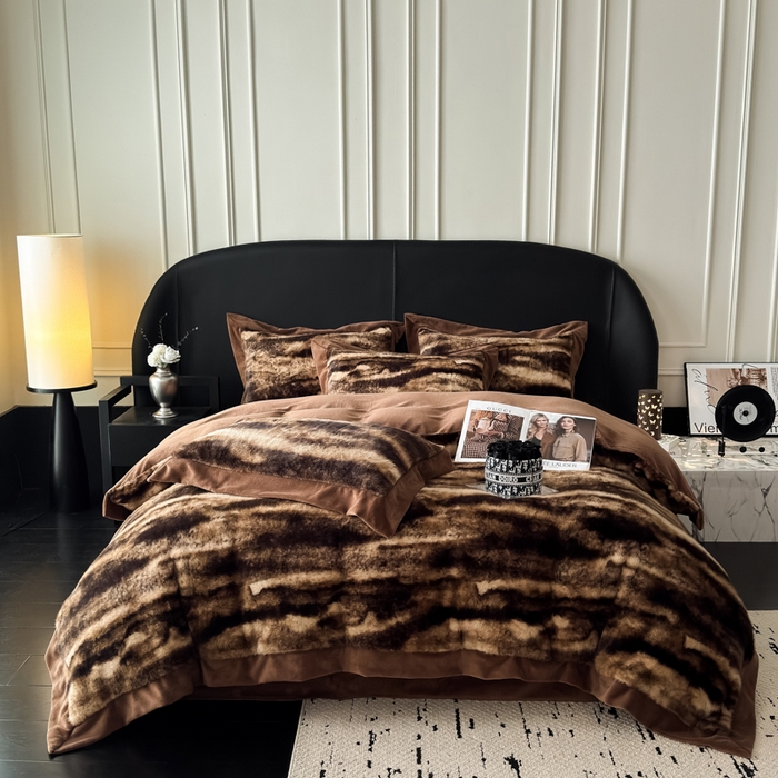 91家纺网 家纺一手货源 找家纺 九花鹿 2025新款宽边水貂绒皮草绒四件套 水貂绒-玛丽娜(拿铁棕)