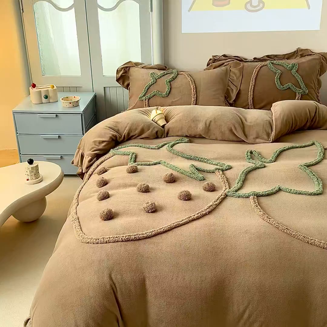 91家纺网 家纺一手货源 找家纺 缘生活 2025新款牛奶绒-簇绒绣草莓四件套 簇绒绣草莓-深咖