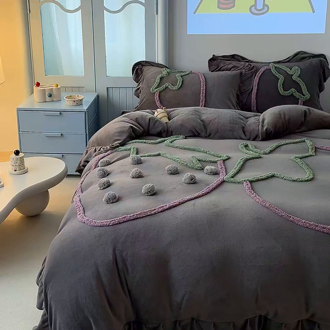 91家纺网 家纺一手货源 找家纺 缘生活 2025新款牛奶绒-簇绒绣草莓四件套 簇绒绣草莓-灰色