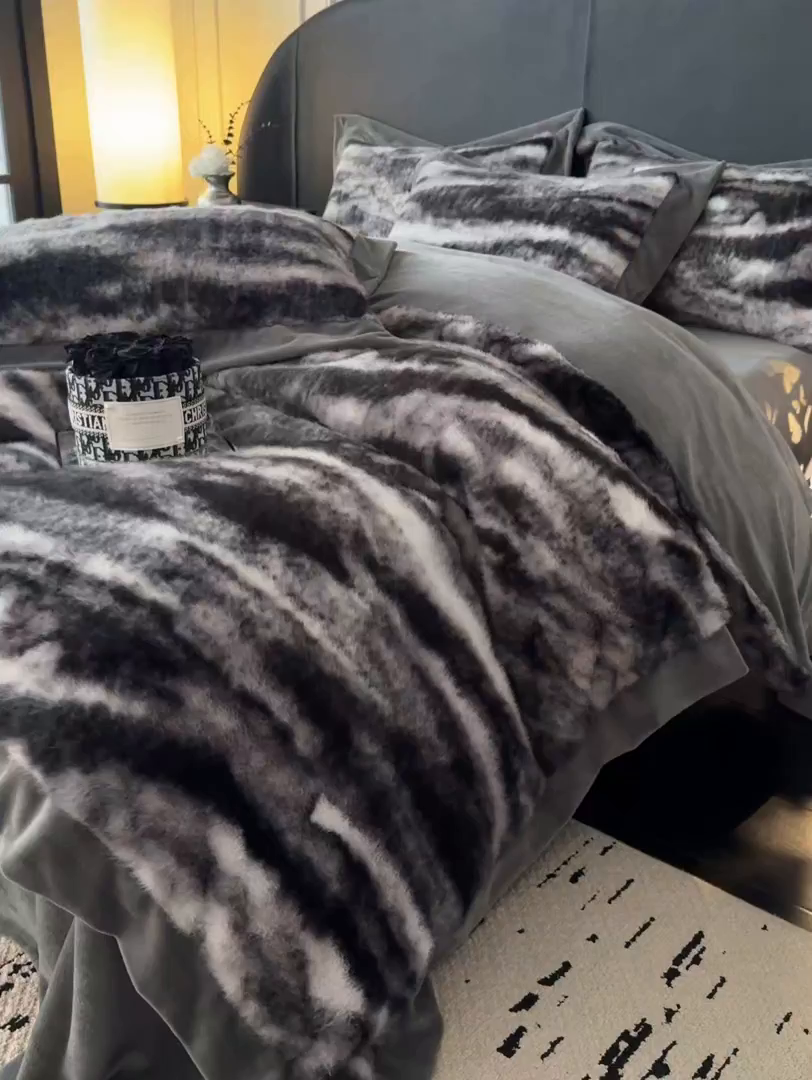 91家纺网 家纺一手货源 找家纺 九花鹿 2025新款宽边水貂绒皮草绒四件套 水貂绒-玛丽娜(气质灰）