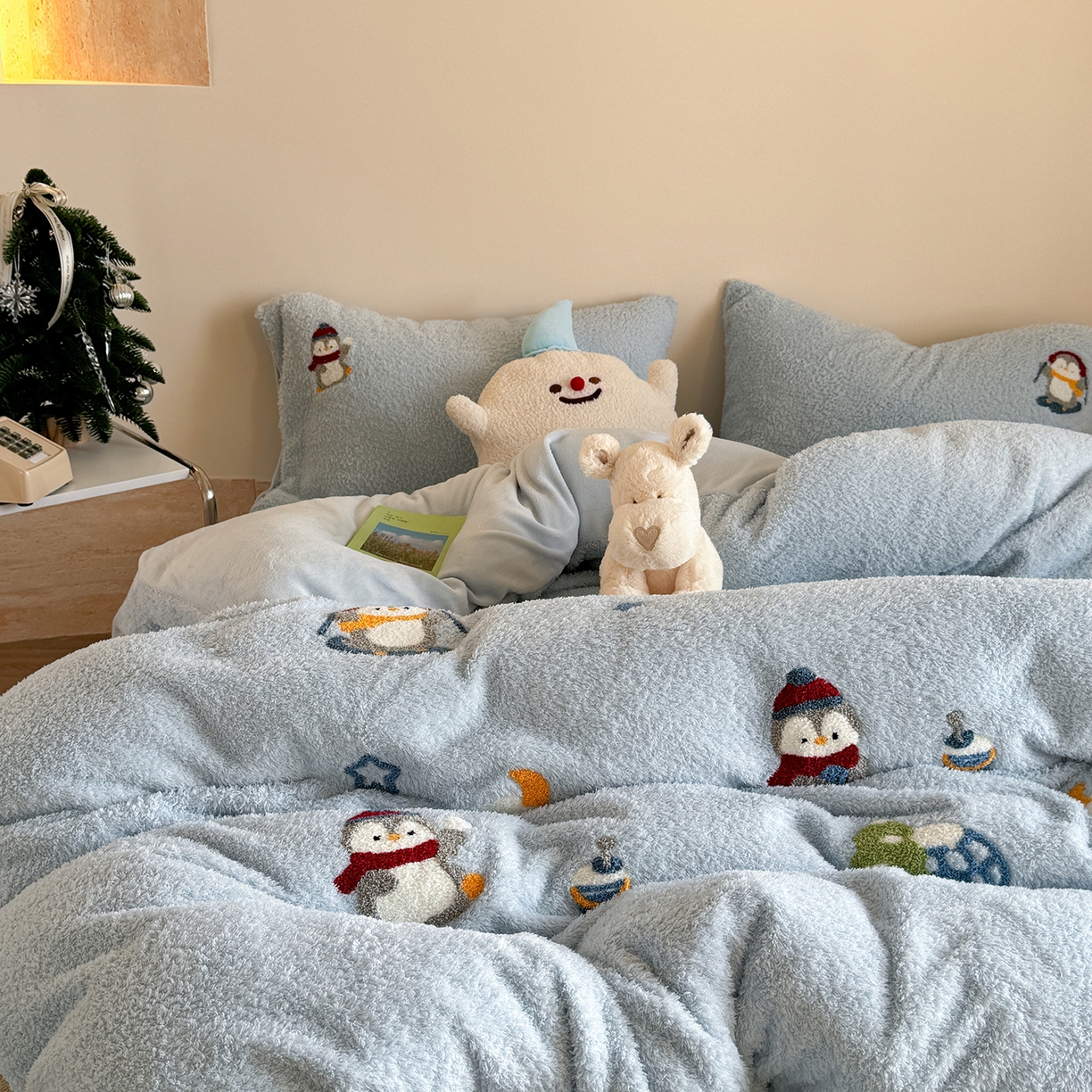 91家纺网 家纺一手货源 找家纺 柚子YOUTH 2025新款双面泰迪绒毛巾绣四件套 快乐企鹅