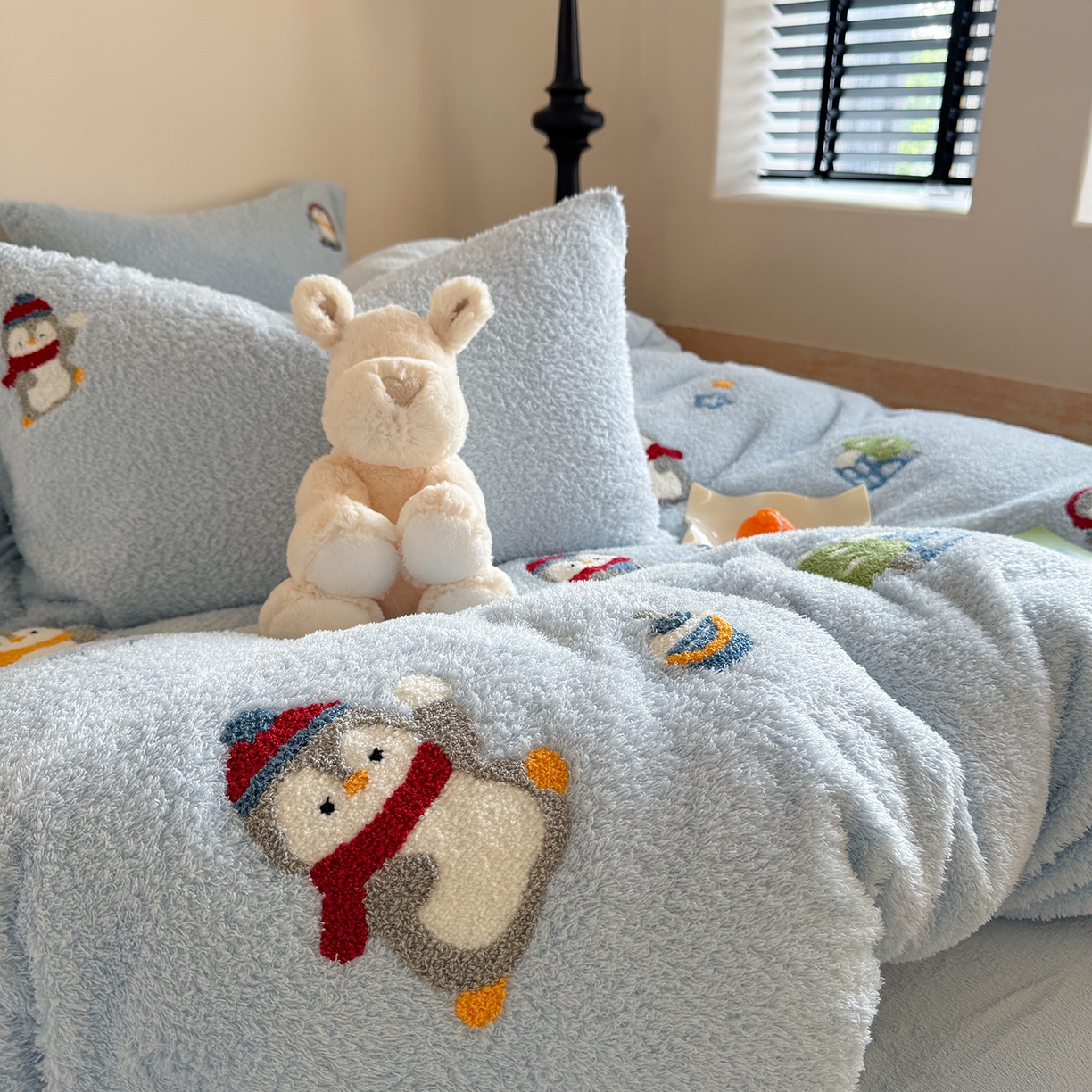 91家纺网 家纺一手货源 找家纺 柚子YOUTH 2025新款双面泰迪绒毛巾绣四件套 快乐企鹅