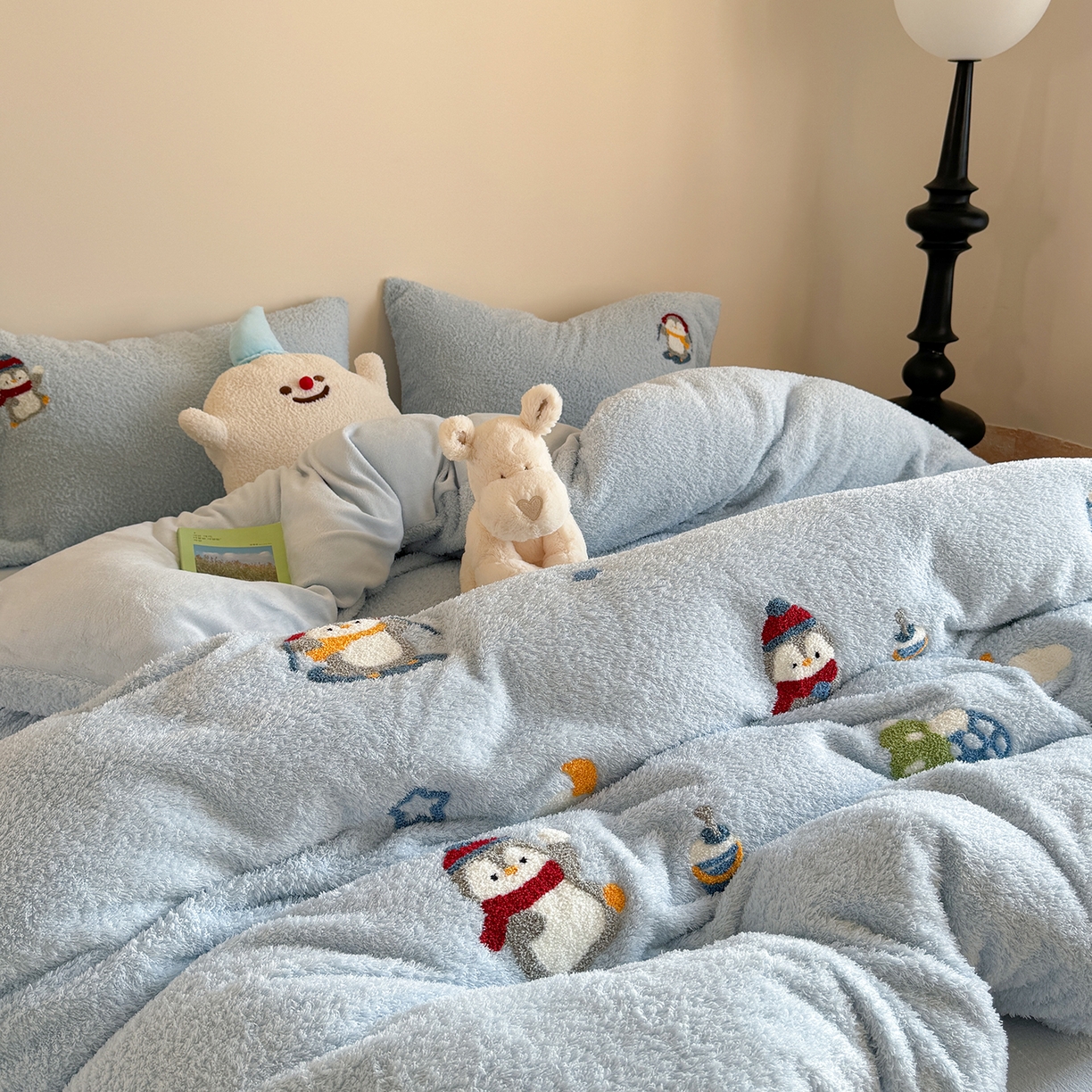 91家纺网 家纺一手货源 找家纺 柚子YOUTH 2025新款双面泰迪绒毛巾绣四件套 快乐企鹅