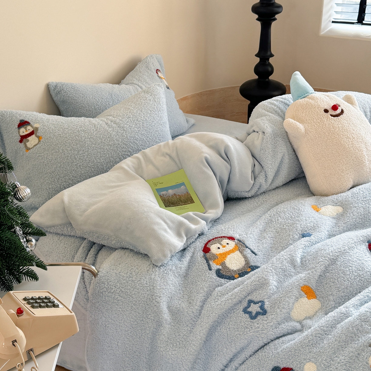 91家纺网 家纺一手货源 找家纺 柚子YOUTH 2025新款双面泰迪绒毛巾绣四件套 快乐企鹅