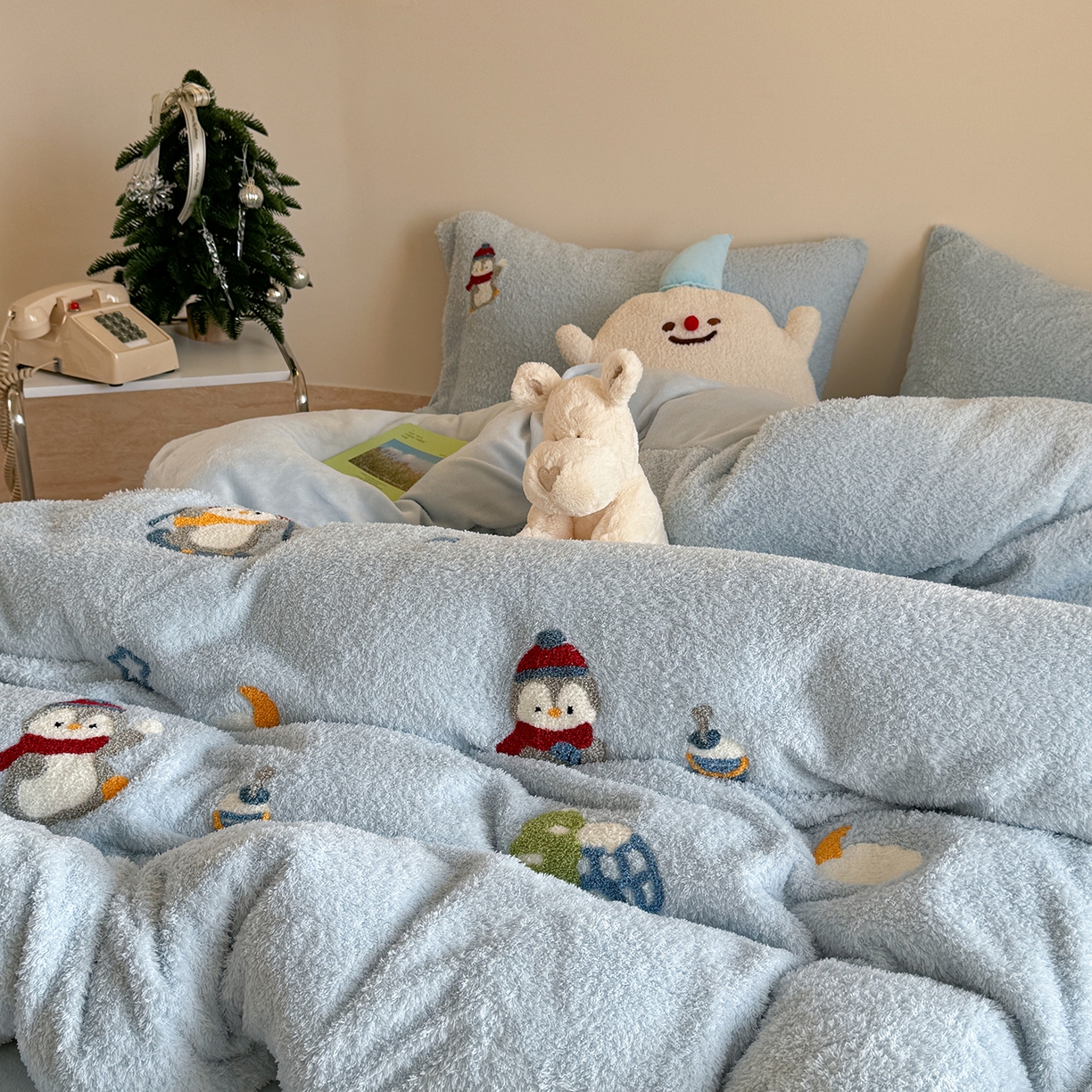 91家纺网 家纺一手货源 找家纺 柚子YOUTH 2025新款双面泰迪绒毛巾绣四件套 快乐企鹅