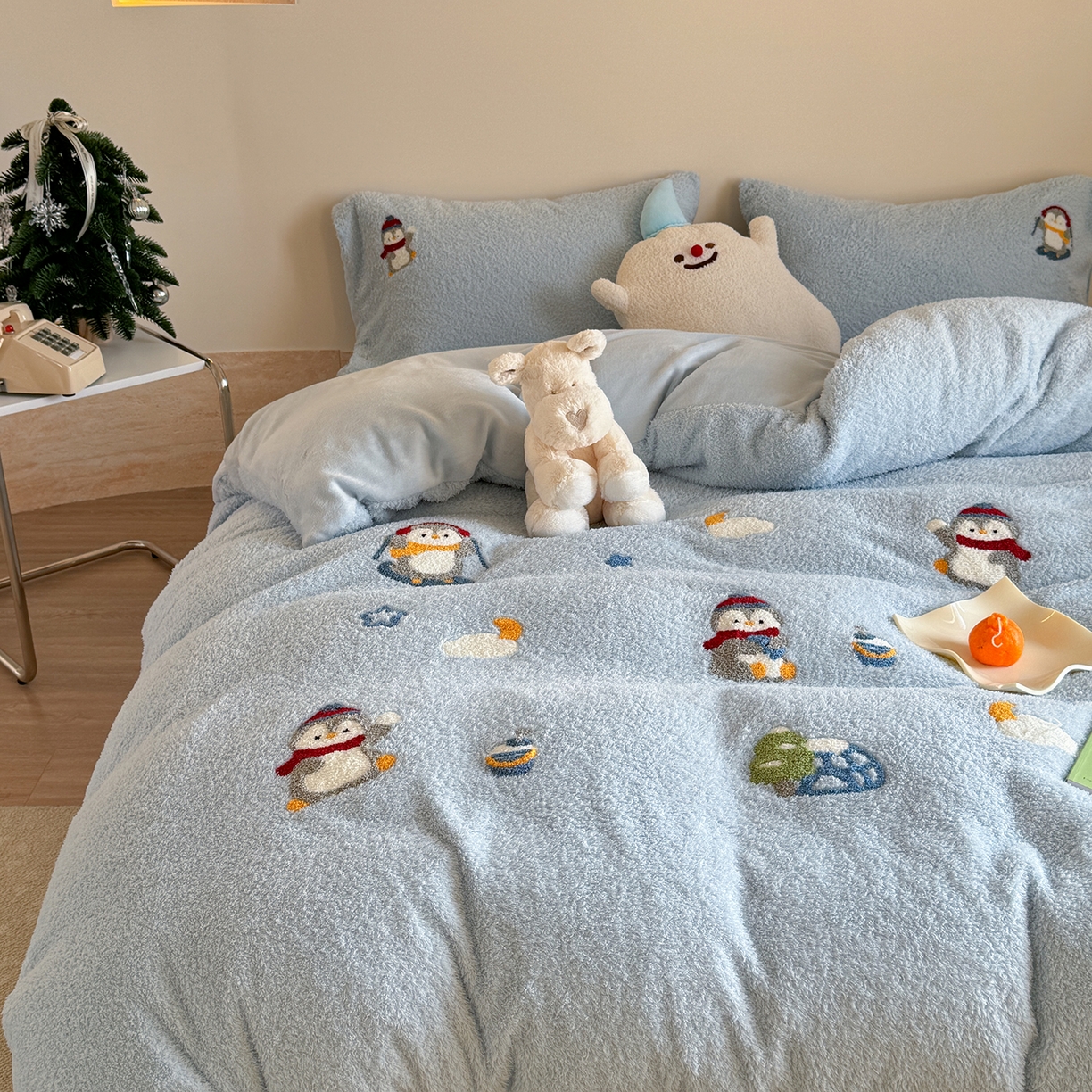 91家纺网 家纺一手货源 找家纺 柚子YOUTH 2025新款双面泰迪绒毛巾绣四件套 快乐企鹅