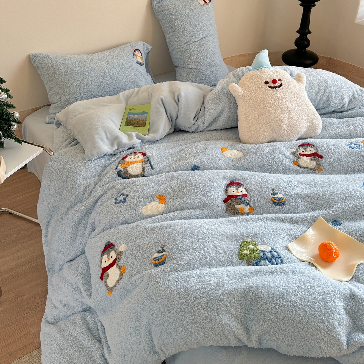 91家纺网 家纺一手货源 找家纺 柚子YOUTH 2025新款双面泰迪绒毛巾绣四件套 快乐企鹅